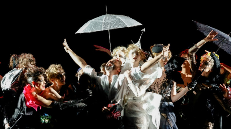 Julien Fourni&eacute; firma un espectacular homenaje a las mujeres vamp en la alta costura