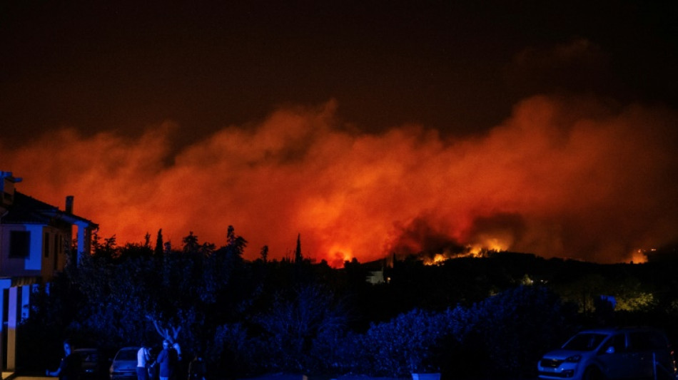 Gr&eacute;cia ordena evacua&ccedil;&atilde;o e pede ajuda &agrave; UE por inc&ecirc;ndios que se aproximam de Atenas
