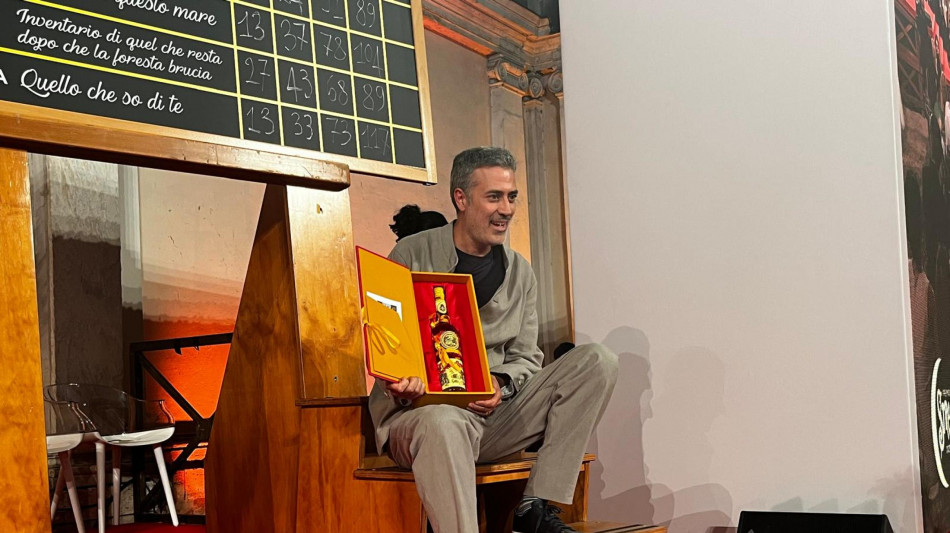 Andrea Bajani vince il Premio Strega 2025