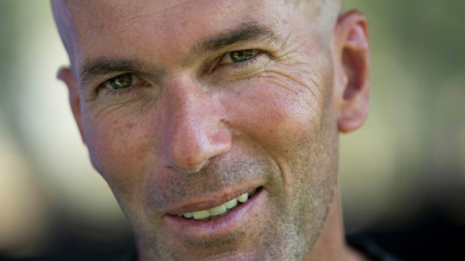 Foot: &agrave; 50 ans, Zidane r&ecirc;ve des Bleus et juge le PSG "pas d'actualit&eacute;"