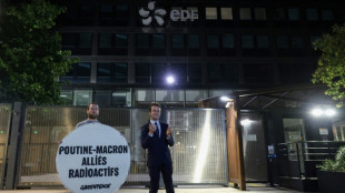 La statue de Macron "emprunt&eacute;e" par Greenpeace de retour au mus&eacute;e Gr&eacute;vin 