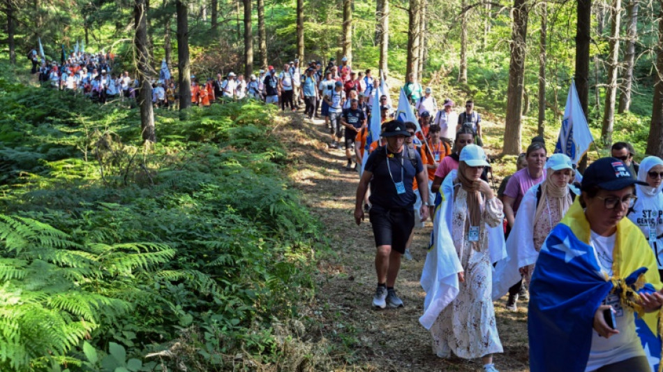 Tausende Menschen folgen Spuren der Überlebenden des Srebrenica-Massakers