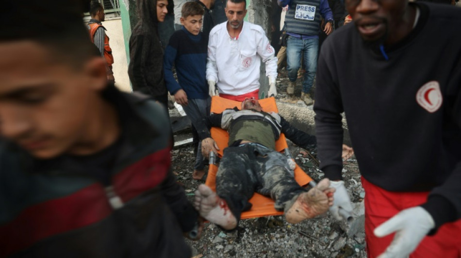 La Defensa Civil de Gaza dice que 22 personas murieron en un bombardeo israel&iacute;