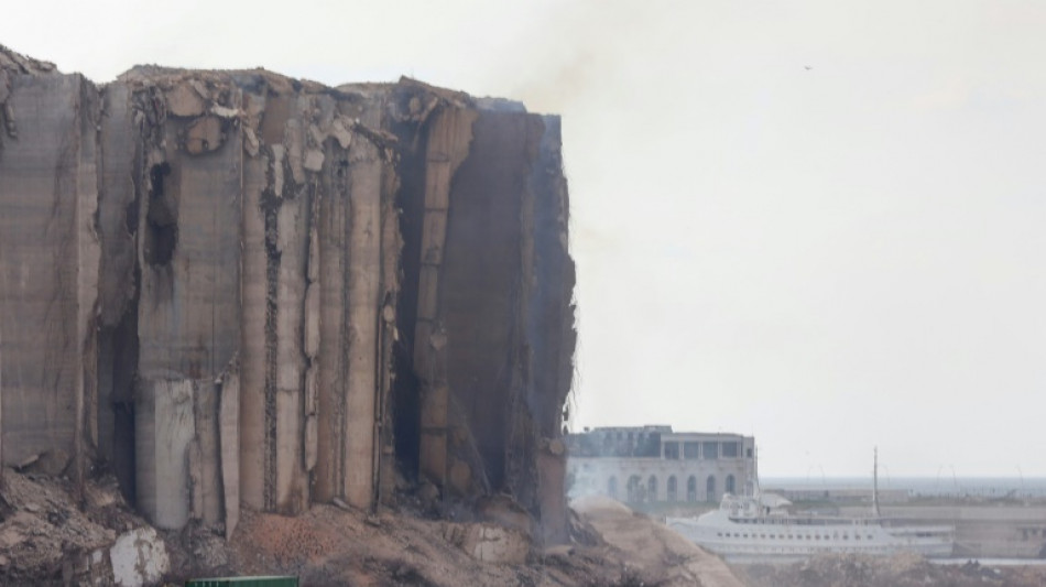 Se derrumban parte de los da&ntilde;ados silos del puerto de Beirut tras incendio