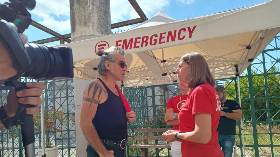 Piero Pel&ugrave; visita l'ambulatorio di Emergency a Ponticelli