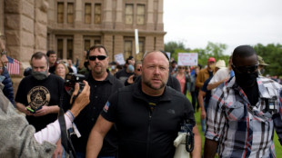 150 millions de dollars r&eacute;clam&eacute;s au complotiste am&eacute;ricain Alex Jones pour avoir ni&eacute; une tuerie dans une &eacute;cole