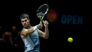 Alcaraz vence De Mi&ntilde;aur na final em Roterd&atilde; e conquista seu 1&ordm; t&iacute;tulo em quadra coberta