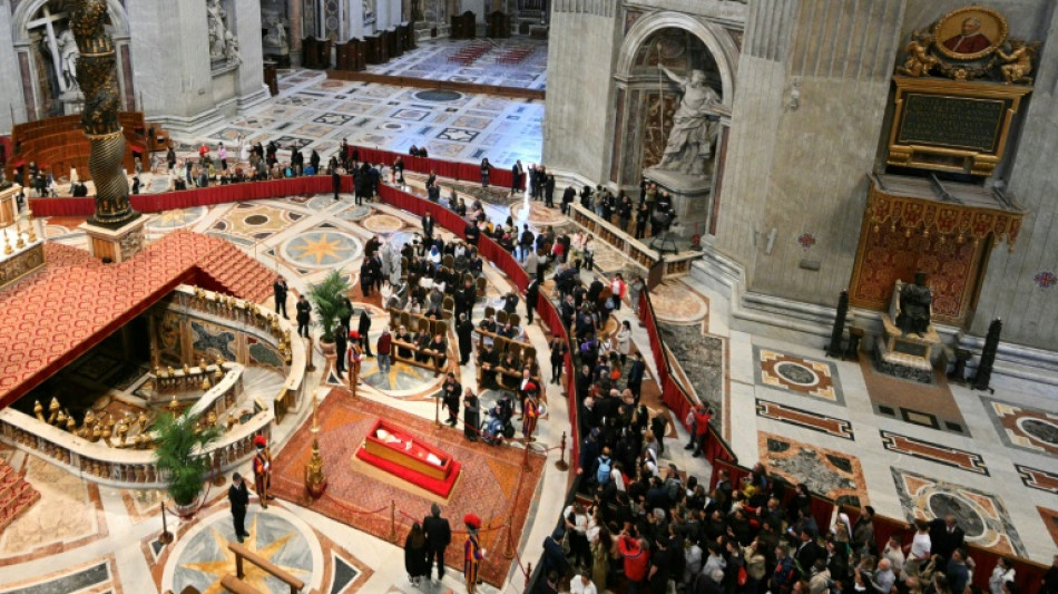 Casi 50.000 fieles visitan la capilla ardiente del papa Francisco