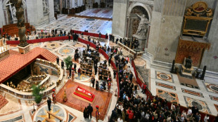 M&aacute;s de 60.000 personas se despidieron del papa Francisco en la capilla ardiente
