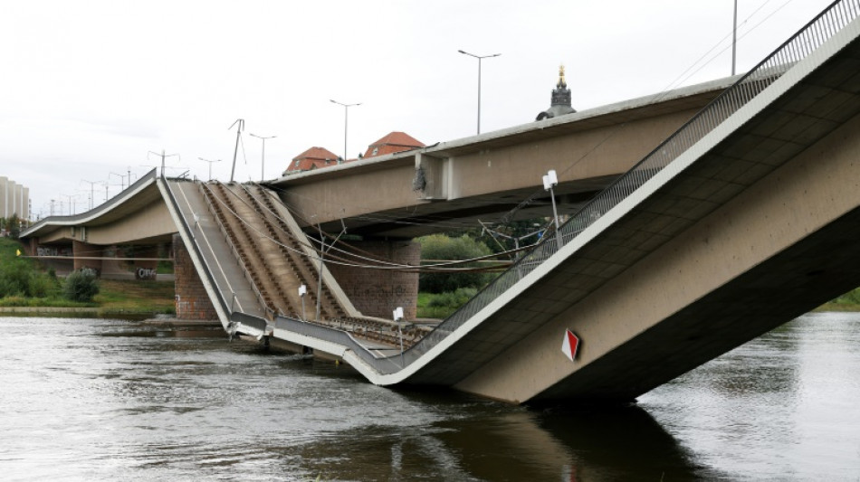 Aufr&auml;umarbeiten an eingest&uuml;rzter Carolabr&uuml;cke in Dresden kurz vor dem Abschluss