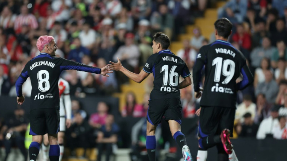 Atl&eacute;tico gana el derbi al Rayo y acecha el segundo puesto del Real Madrid