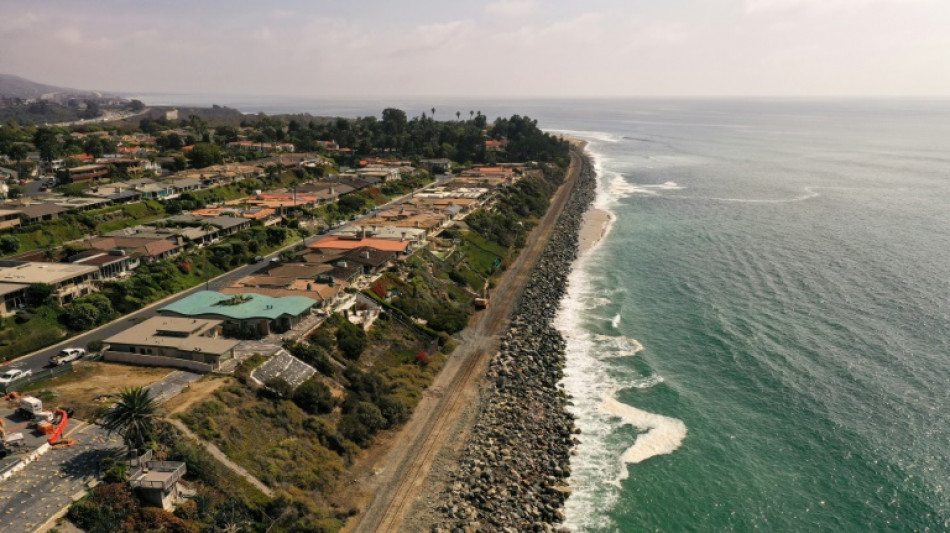Voies ferr&eacute;es, villas, plages... En Californie, l'oc&eacute;an avale la c&ocirc;te