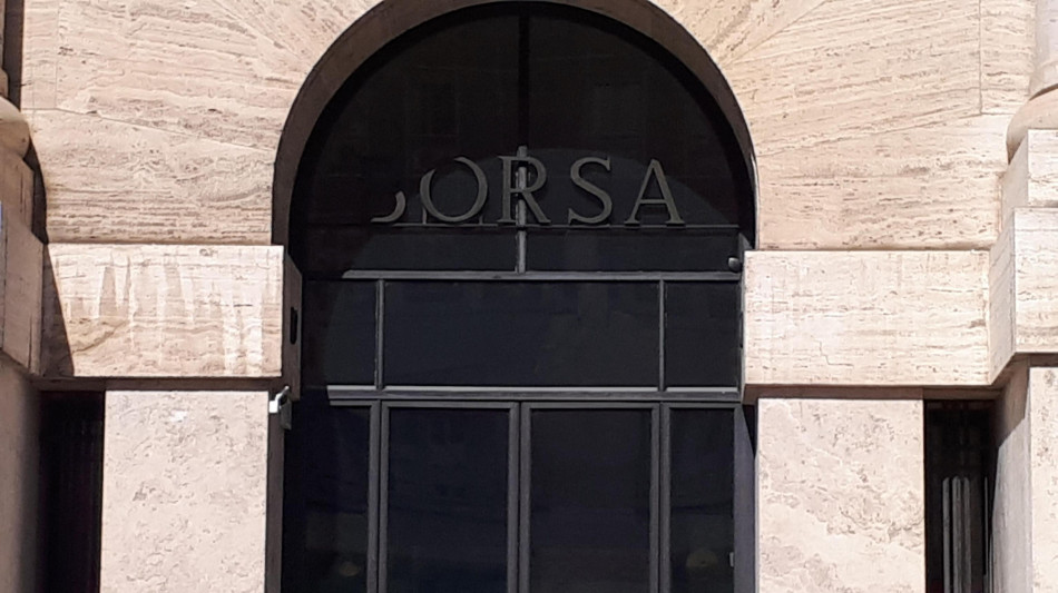 Borsa: Milano prosegue in rialzo (+0,3%), corre Buzzi, crolla Stellantis