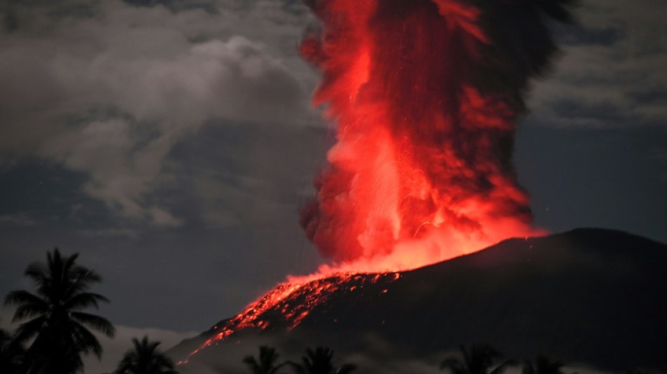 Eruption du mont Ibu en Indon&eacute;sie