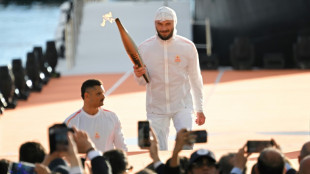 La llama ol&iacute;mpica ya alumbra Francia tras llegar al puerto de Marsella