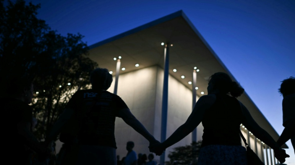 Una cadena humana rodea el Kennedy Center ante la amenaza de demolici&oacute;n lanzada por Trump