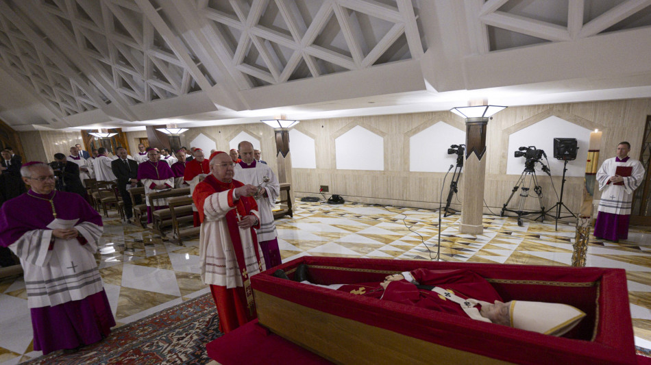 Il Papa nella bara, casula rossa e rosario tra le mani