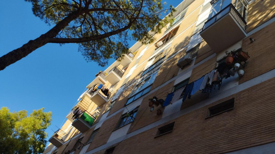 Gi&ugrave; da finestra durante controllo,agenti a rischio processo