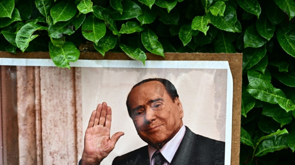 Los admiradores de Berlusconi se congregan en Mil&aacute;n para el funeral de Estado