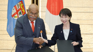 Primera ministra japonesa, criticada por alentar a trabajar mas horas, dice que solo duerme dos a cuatro horas