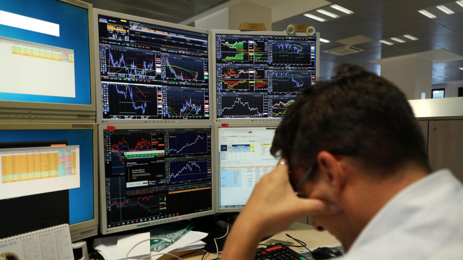 Borsa: Milano cede l'1,82%, lo spread risale e tocca 128 punti base