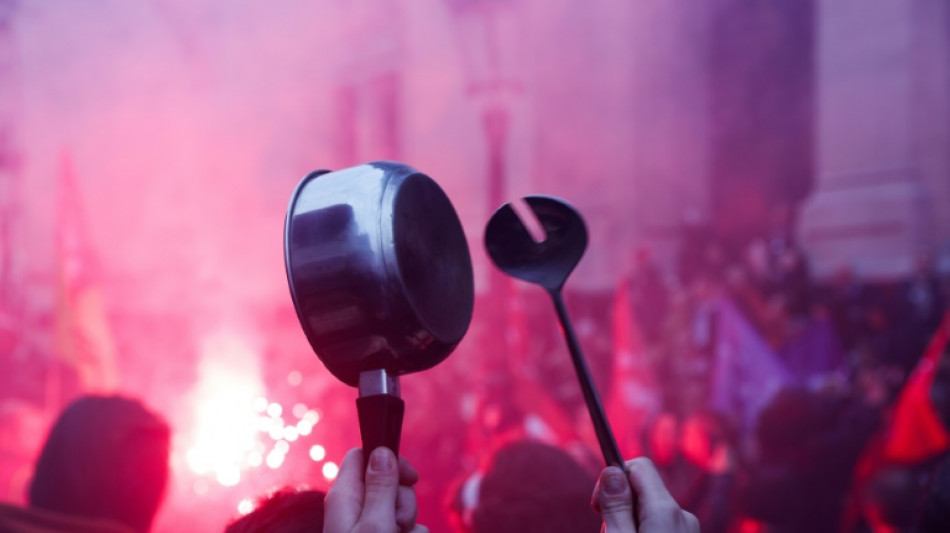 Para evitar protestos contra Macron, panelas s&atilde;o confiscadas na Fran&ccedil;a 