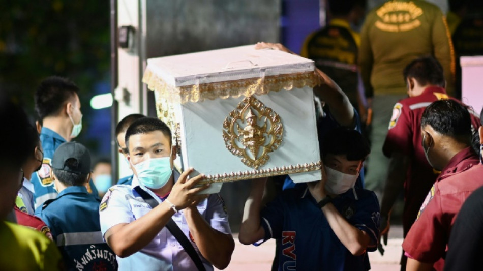 Tha&iuml;lande: recueillement apr&egrave;s la tuerie dans une cr&egrave;che, le roi attendu sur place