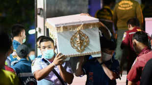 Tha&iuml;lande: recueillement apr&egrave;s la tuerie dans une cr&egrave;che, le roi attendu sur place