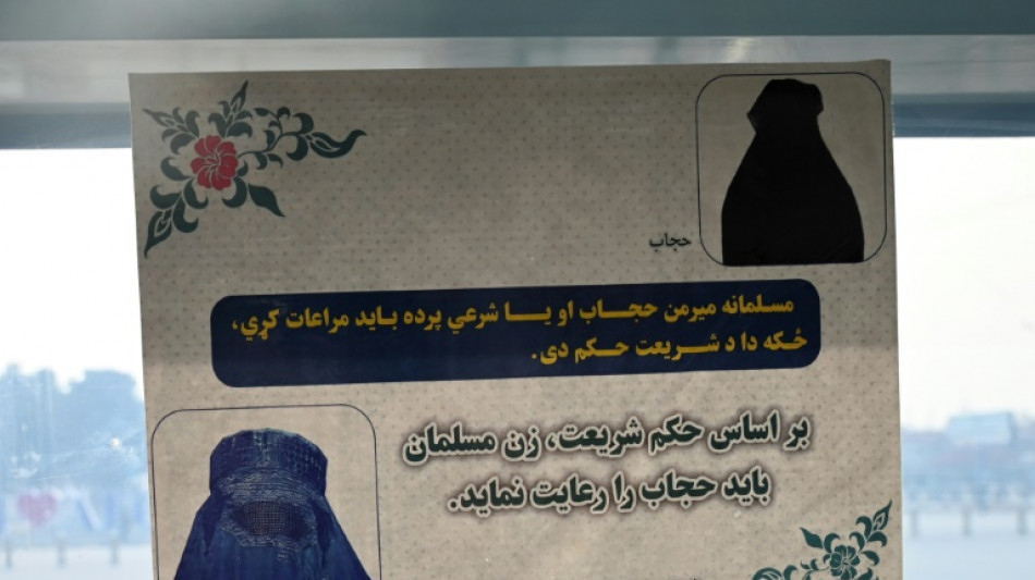 Talibanes proh&iacute;ben a mujeres afganas viajar en avi&oacute;n sin familiar masculino