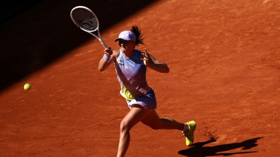 Swiatek secures place in French Open last 16
