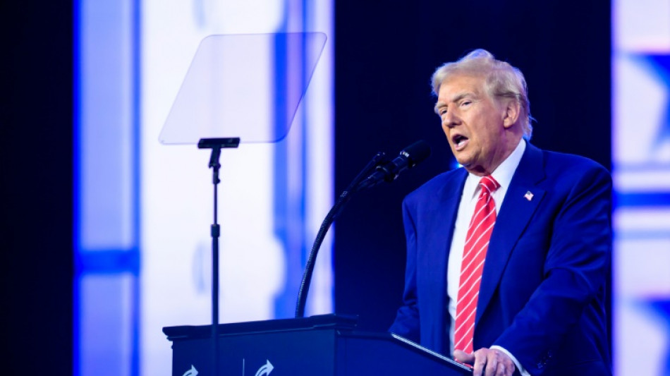 Trump desea una "feliz Navidad" a los "lun&aacute;ticos de izquierda" en una serie de publicaciones en redes
