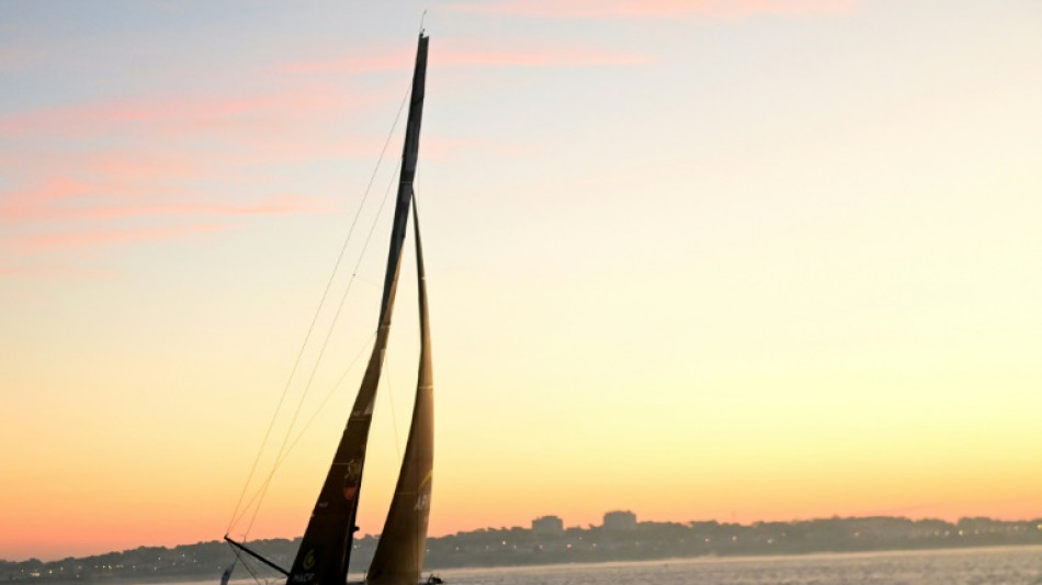Vend&eacute;e Globe: au soleil levant, Charlie Dalin  franchit sa "plus belle ligne d'arriv&eacute;e"