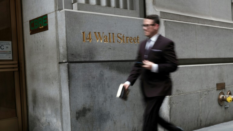 Wall Street acc&eacute;l&egrave;re son repli apr&egrave;s le rebond de la veille, inqui&egrave;te pour la consommation