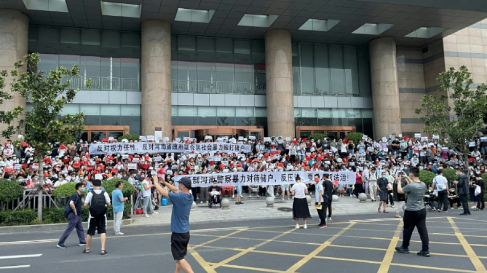 Chine: des &eacute;pargnants l&eacute;s&eacute;s obtiennent une avanc&eacute;e apr&egrave;s une manifestation