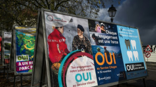 Les Suisses votent sur un service civique obligatoire et une taxe climatique sur les plus riches