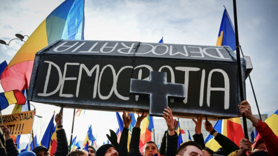 Miles de rumanos protestan contra la anulaci&oacute;n de la elecci&oacute;n presidencial