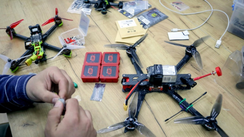 "Ch&acirc;timent c&eacute;leste": en Ukraine, un collectif amateur bidouille des drones sur mesure