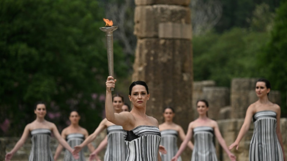 JO-2024: le relais de la flamme olympique a commenc&eacute; apr&egrave;s son allumage en Gr&egrave;ce