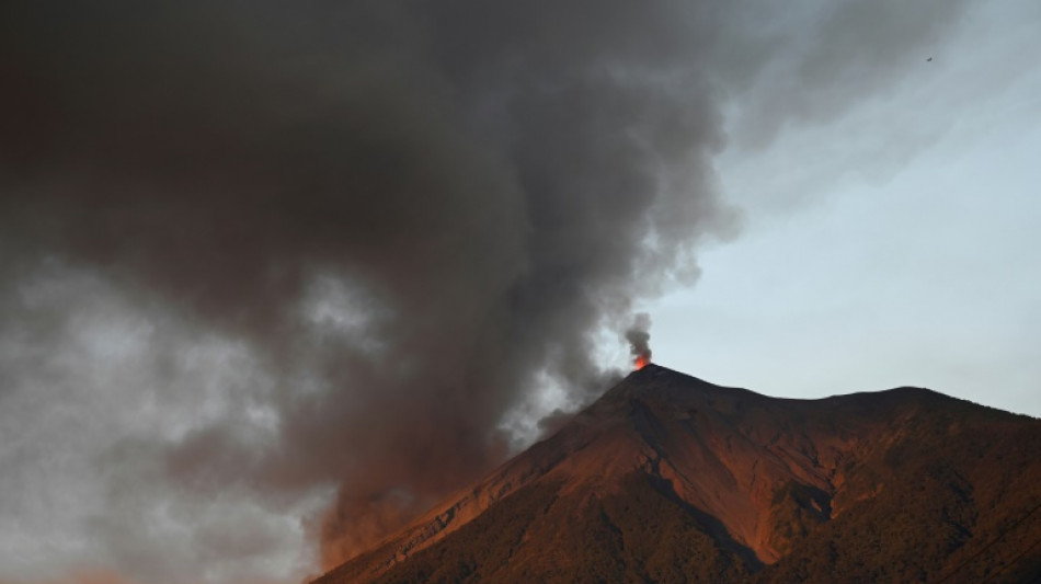 Cierran principal aeropuerto de Guatemala por erupci&oacute;n de volc&aacute;n de Fuego