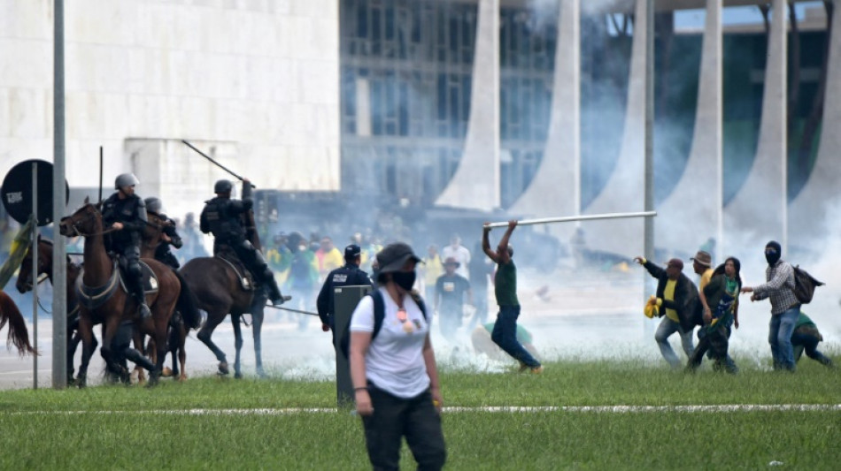 Br&eacute;sil: Lula constate les d&eacute;g&acirc;ts apr&egrave;s la r&eacute;&eacute;dition du "Capitole" &agrave; Brasilia