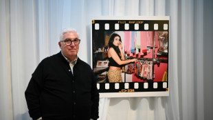 Pai de Amy Winehouse pede na justiça dinheiro da venda de roupas da filha