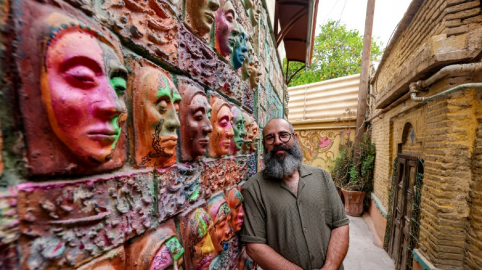 Un artista convierte un barrio abandonado de Ir&aacute;n en un centro cultural