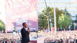 Turquie : avant une audience cruciale pour le CHP, des dizaines de milliers de personnes d&eacute;filent &agrave; Ankara