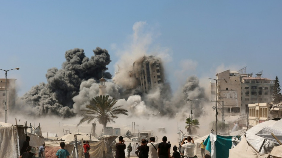 Israel destr&oacute;i edif&iacute;cio em Gaza e Hamas publica v&iacute;deo de ref&eacute;ns no dia 700 da guerra