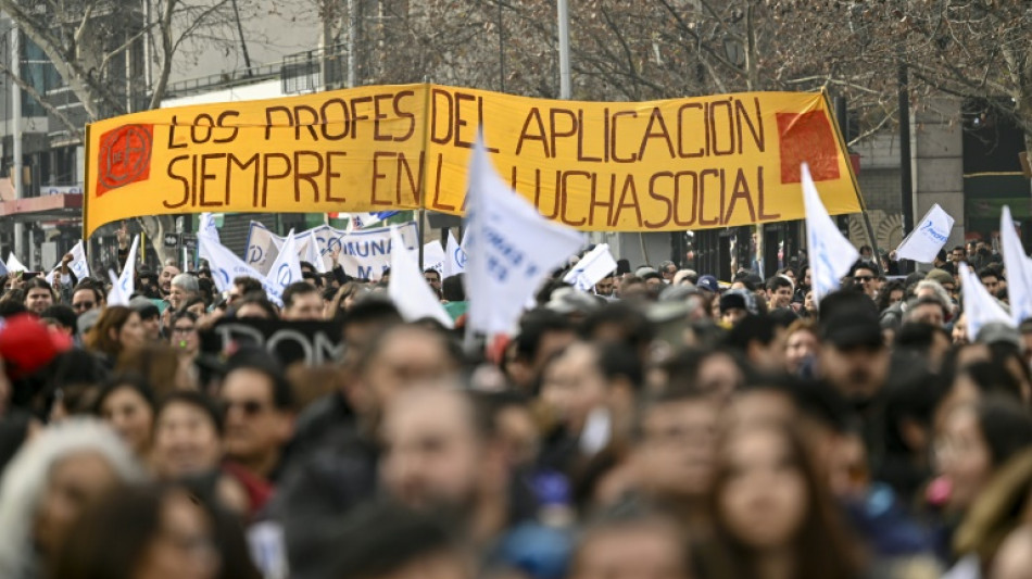 Professores protestam no Chile por pagamento de d&iacute;vida salarial bilion&aacute;ria
