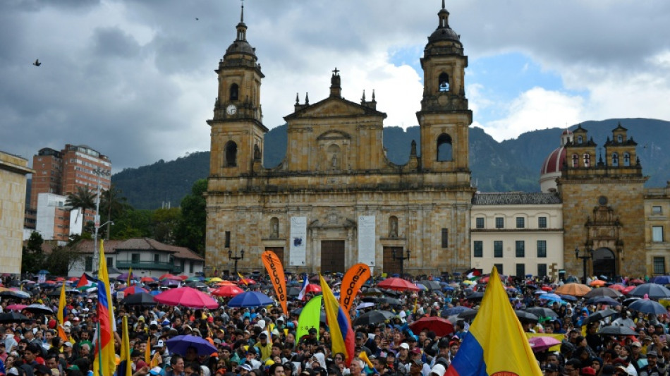 Decenas de miles marchan en Colombia en la primera protesta contra el gobierno de De la Espriella