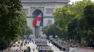 Francia conmemora el 14 de julio en plena inestabilidad pol&iacute;tica