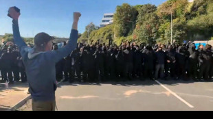 Decine di incappucciati bloccano il porto di Dover in Inghilterra, 'stop agli sbarchi'