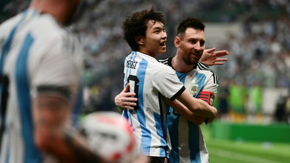Torcedor que invadiu campo para abra&ccedil;ar Messi na China &eacute; detido