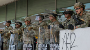 Los Angeles imp&otilde;e toque de recolher noturno enquanto Trump escala ret&oacute;rica contra protestos